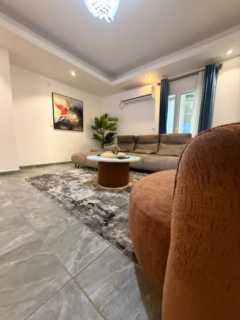 Salon avec porte-fenêtre et climatiseur