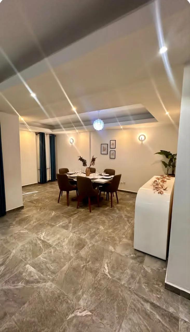 Salle à manger avec table dressée