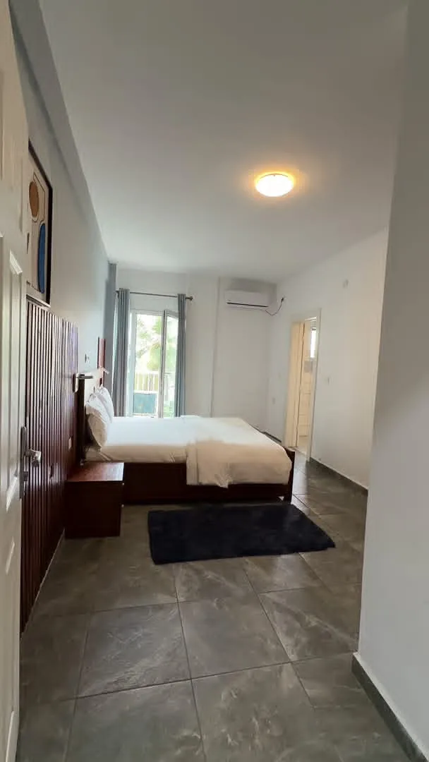Chambre avec climatiseur et porte-fenêtre