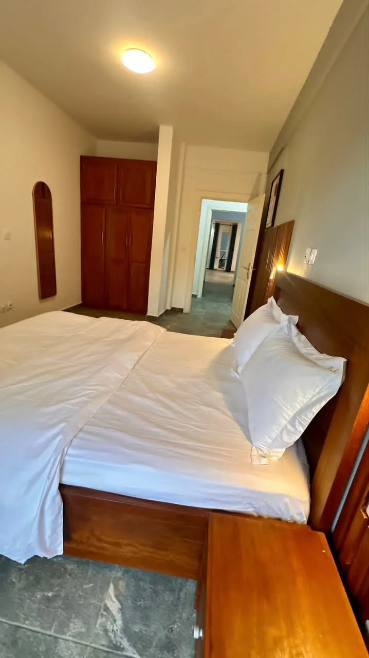 Chambre avec lit double et armoire en bois