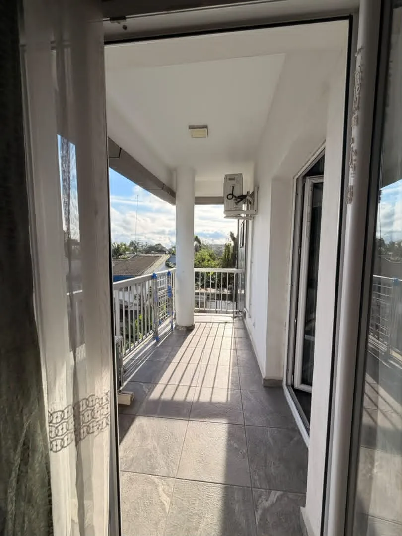 Balcon carrelé avec garde-corps