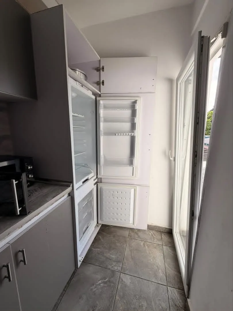 Réfrigérateur encastré de la cuisine