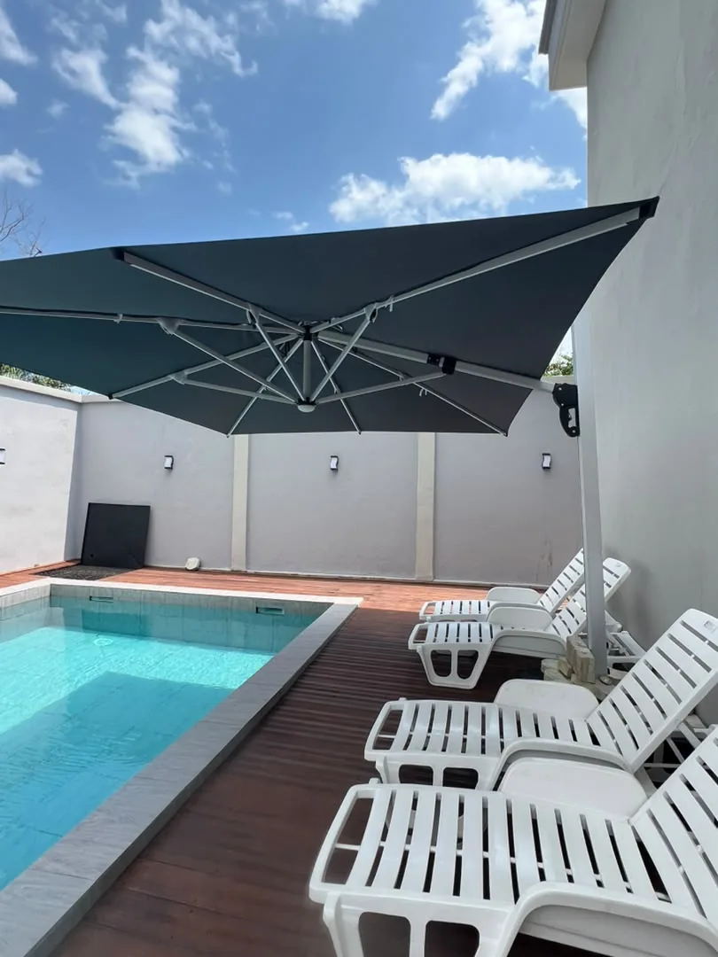 Piscine de la résidence avec transats et parasol
