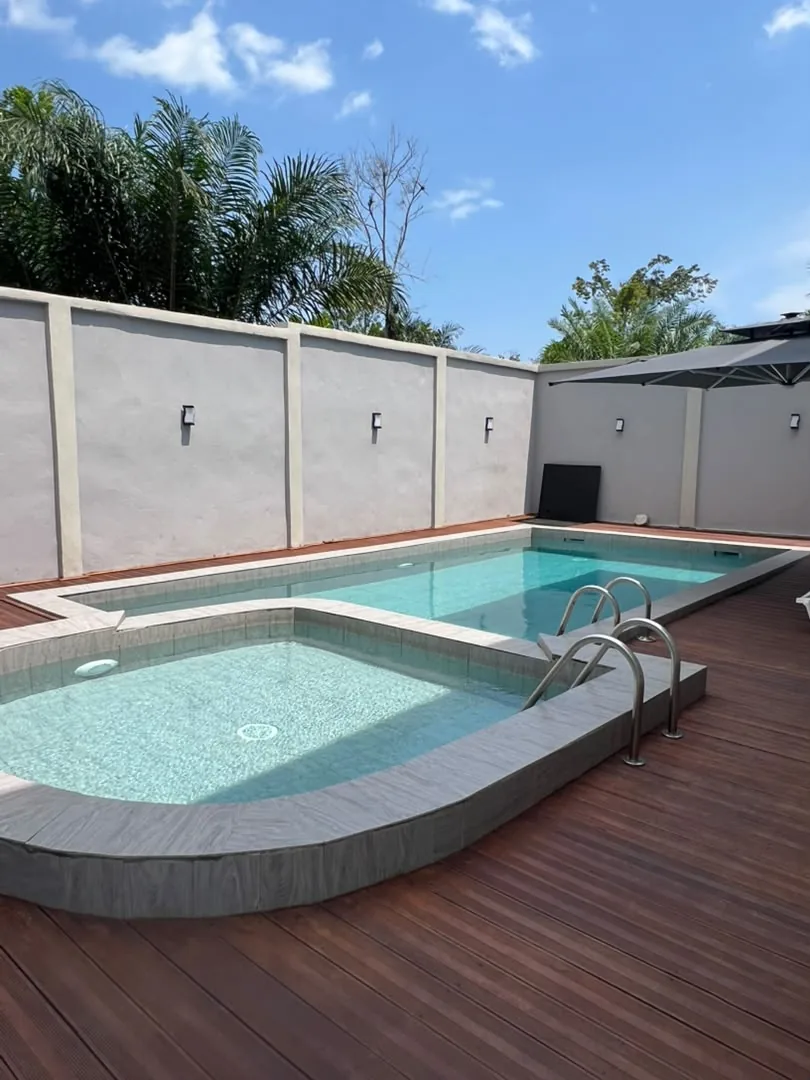 Piscine de la résidence et son petit bassin