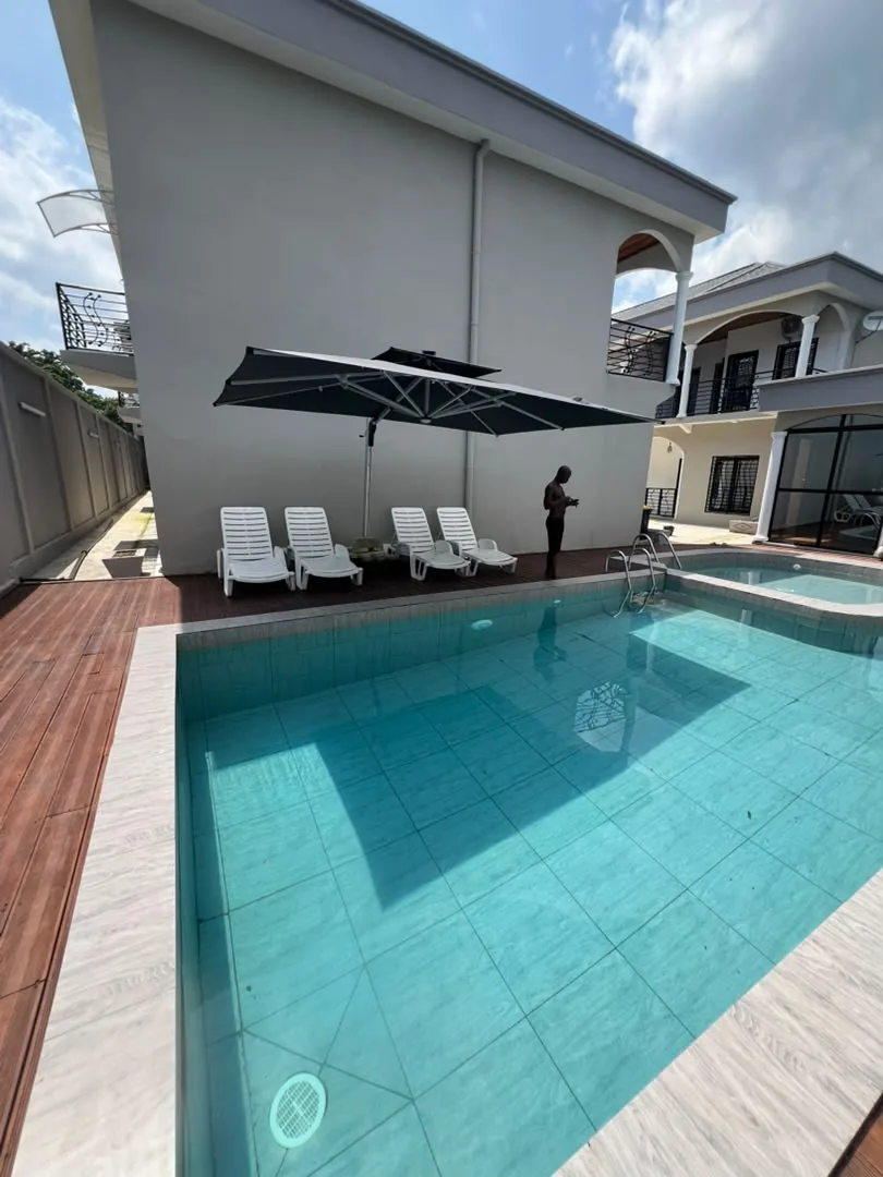 Piscine de la résidence à Ngoye, Kribi, avec transats et parasol