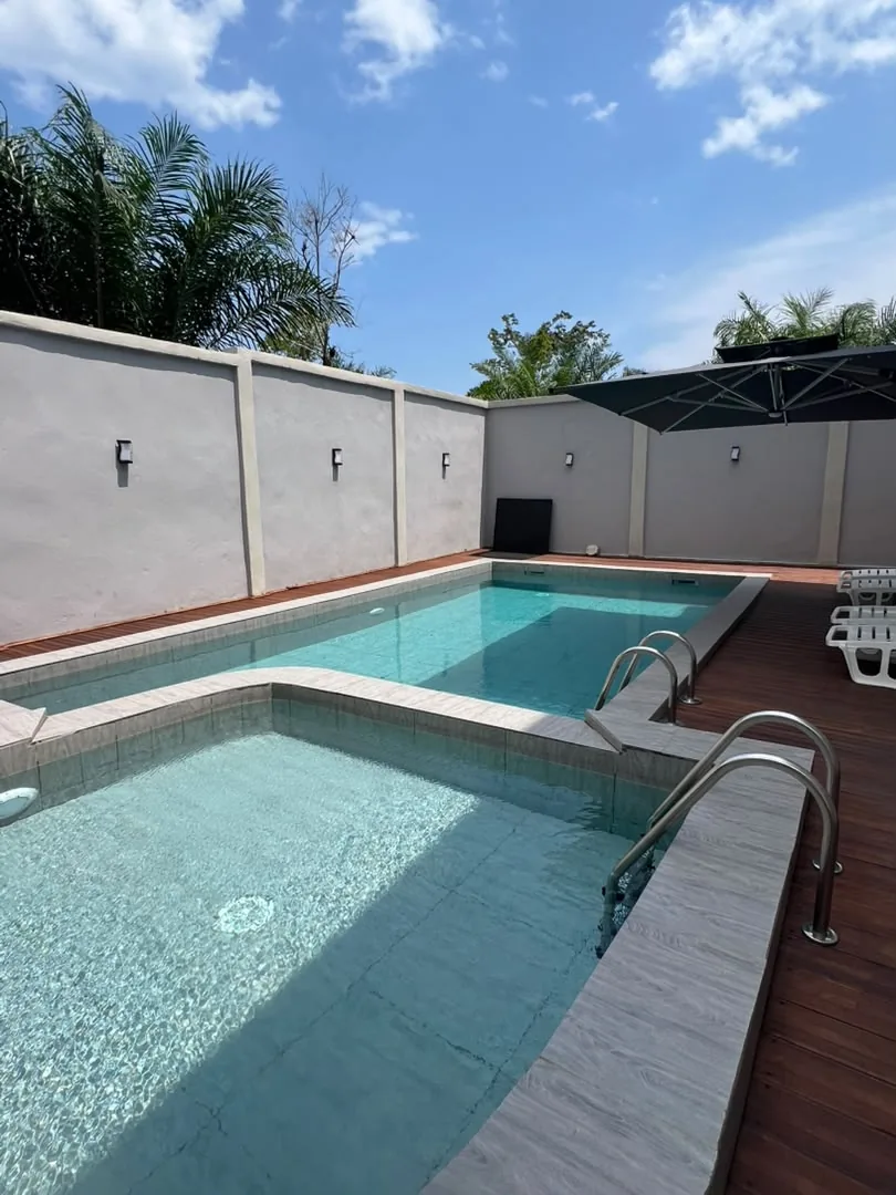Piscine de la résidence avec échelle