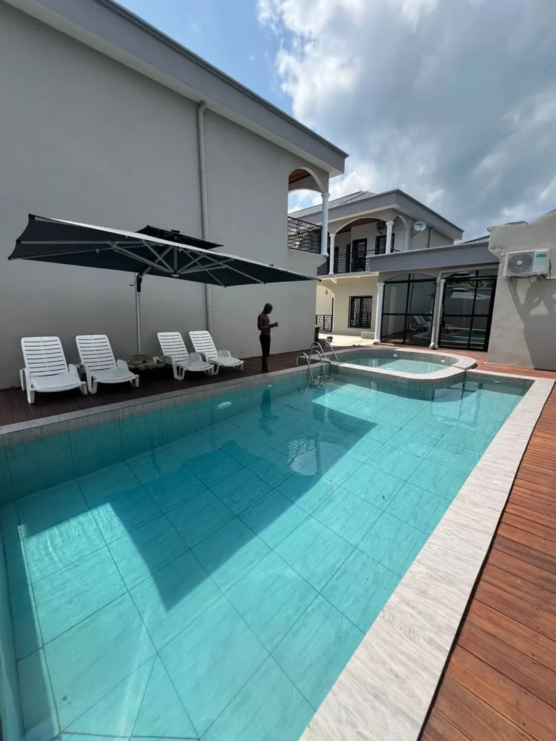 Piscine de la résidence avec transats