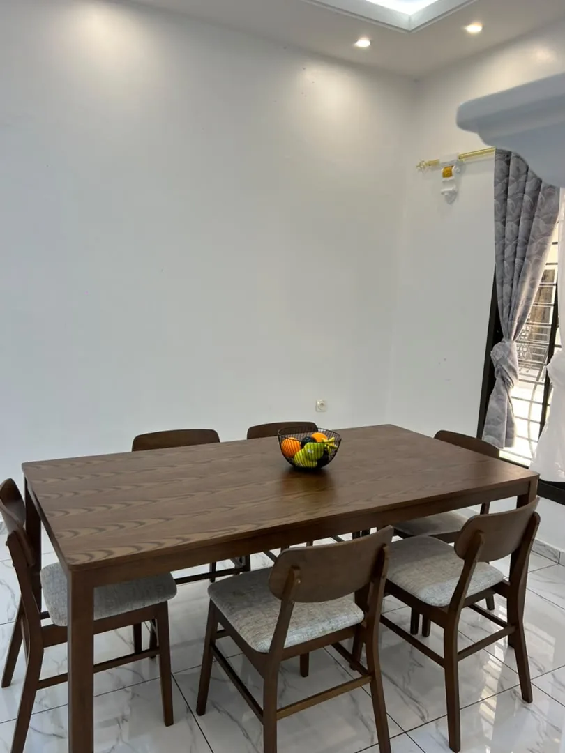 Table de salle à manger pour six personnes