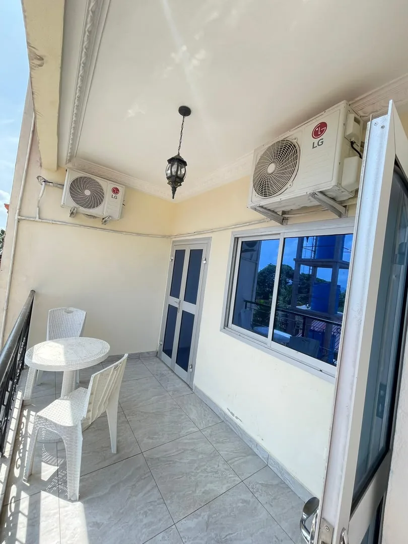Balcon avec table et chaises