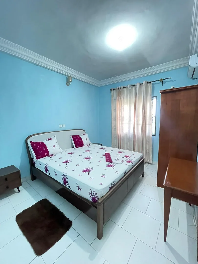 Chambre aux murs bleus avec lit double