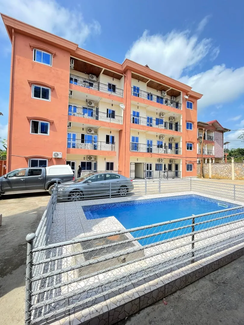 Immeuble de la résidence et sa piscine