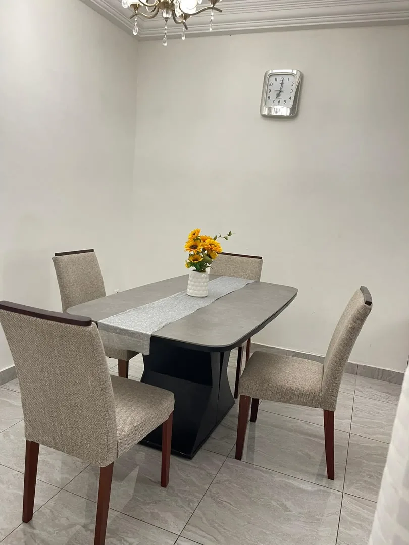 Coin repas avec table pour quatre