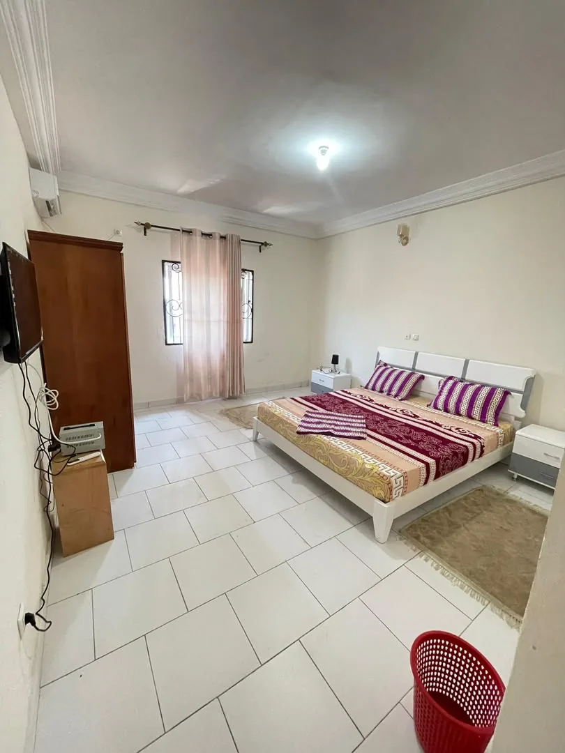 Chambre avec lit double, armoire et rideaux