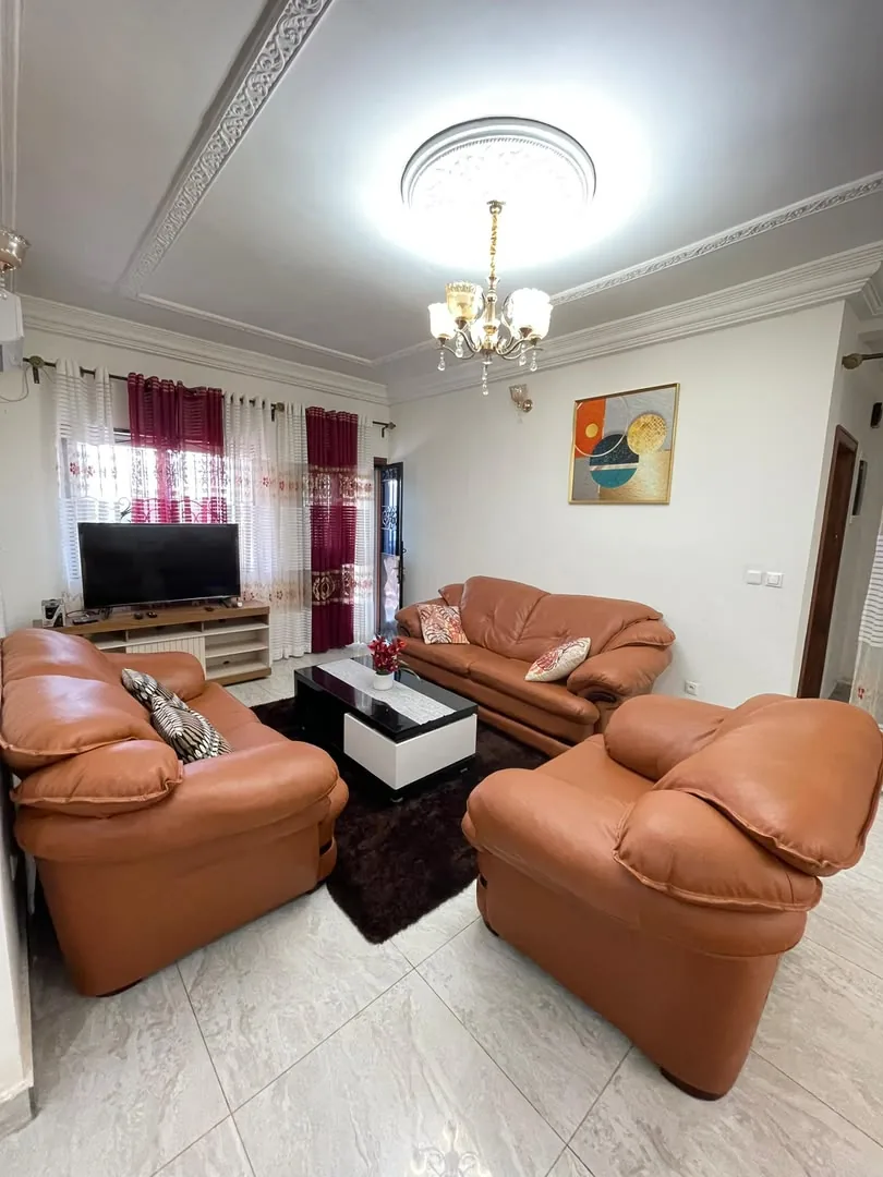 Salon avec trois fauteuils en cuir