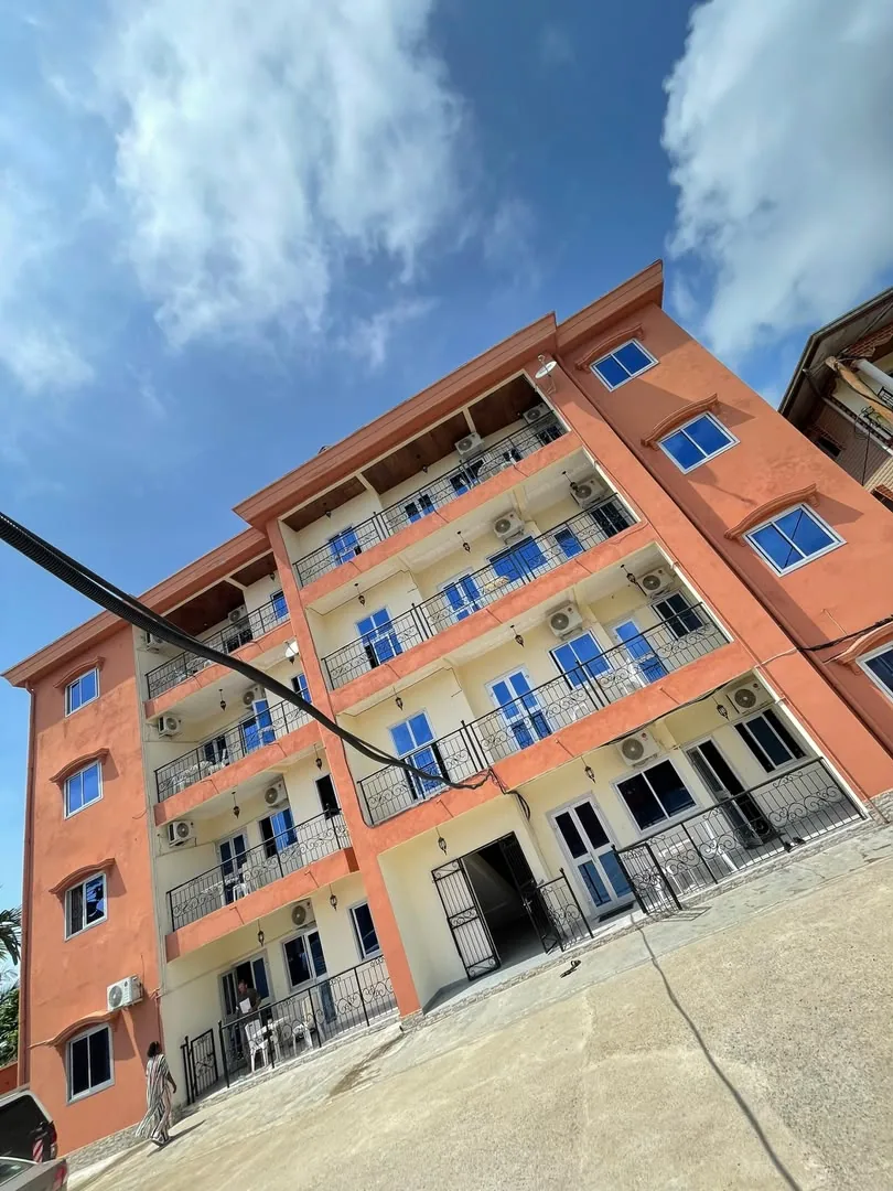 Façade de l'immeuble avec ses balcons