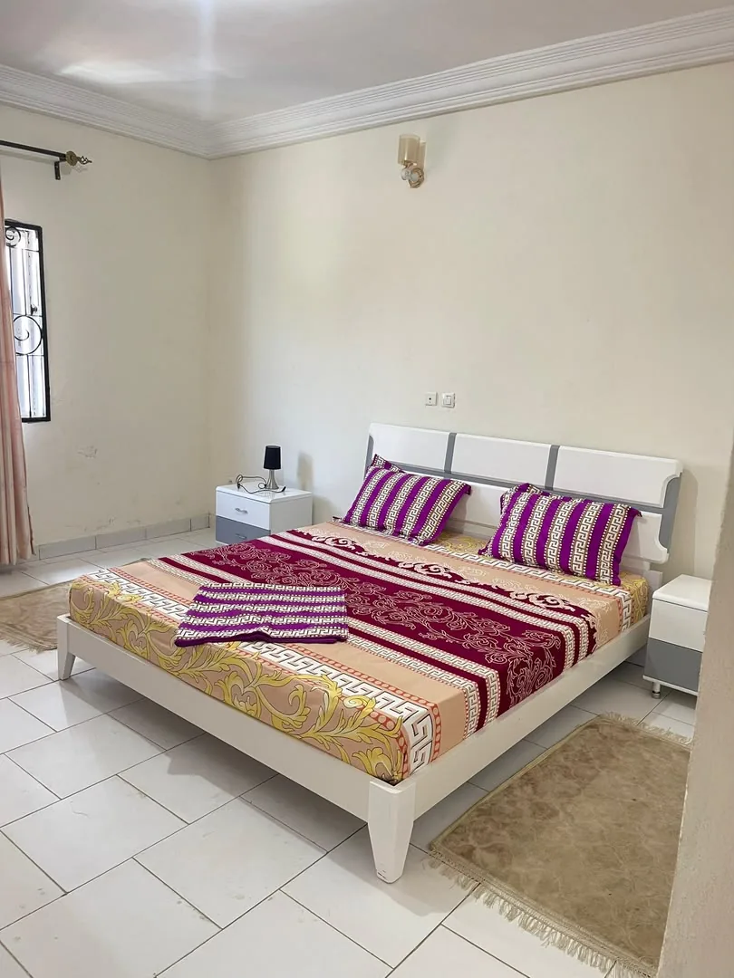 Chambre avec lit double et parure rayée
