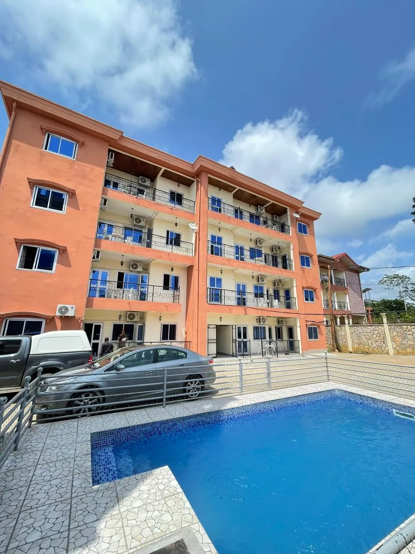 Immeuble de la résidence à Ngoye, Kribi, avec sa piscine au premier plan