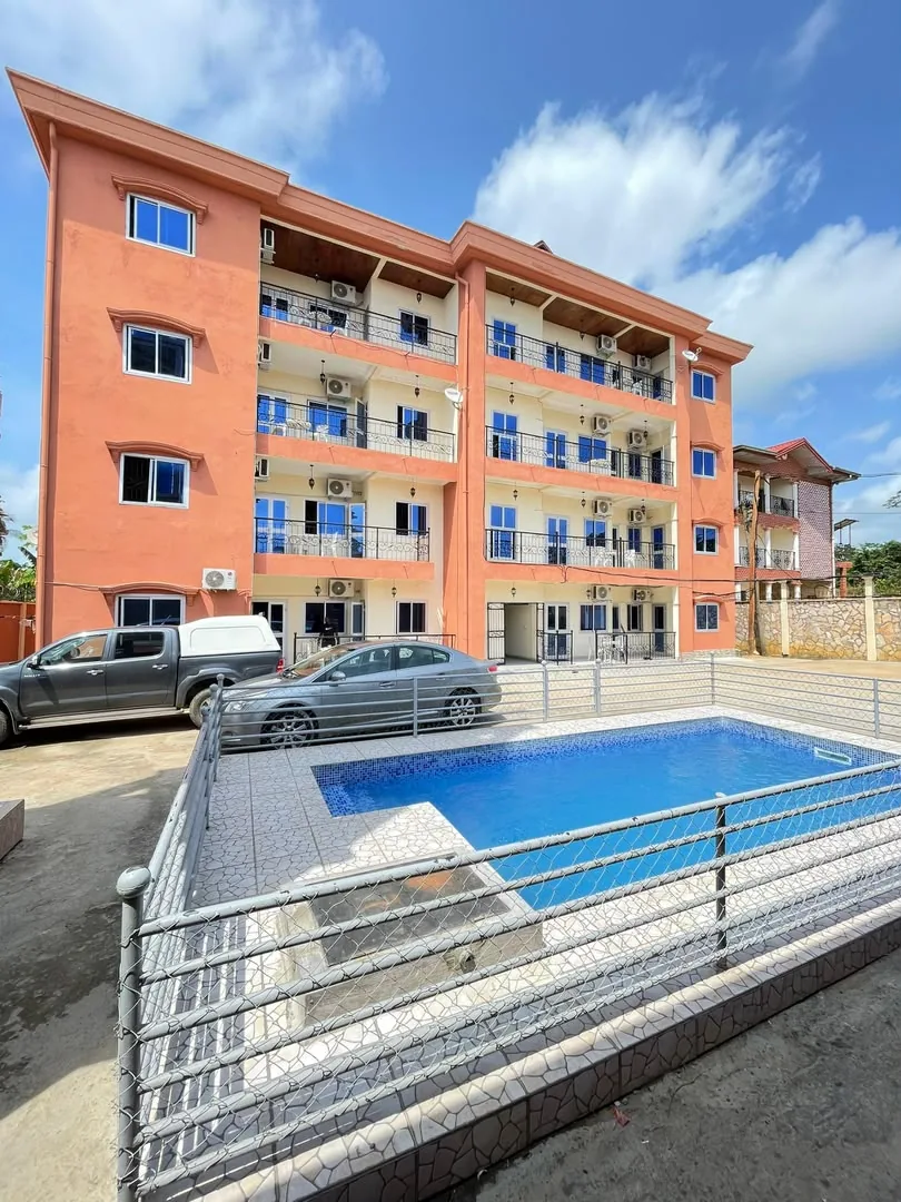 Piscine clôturée au pied de l'immeuble