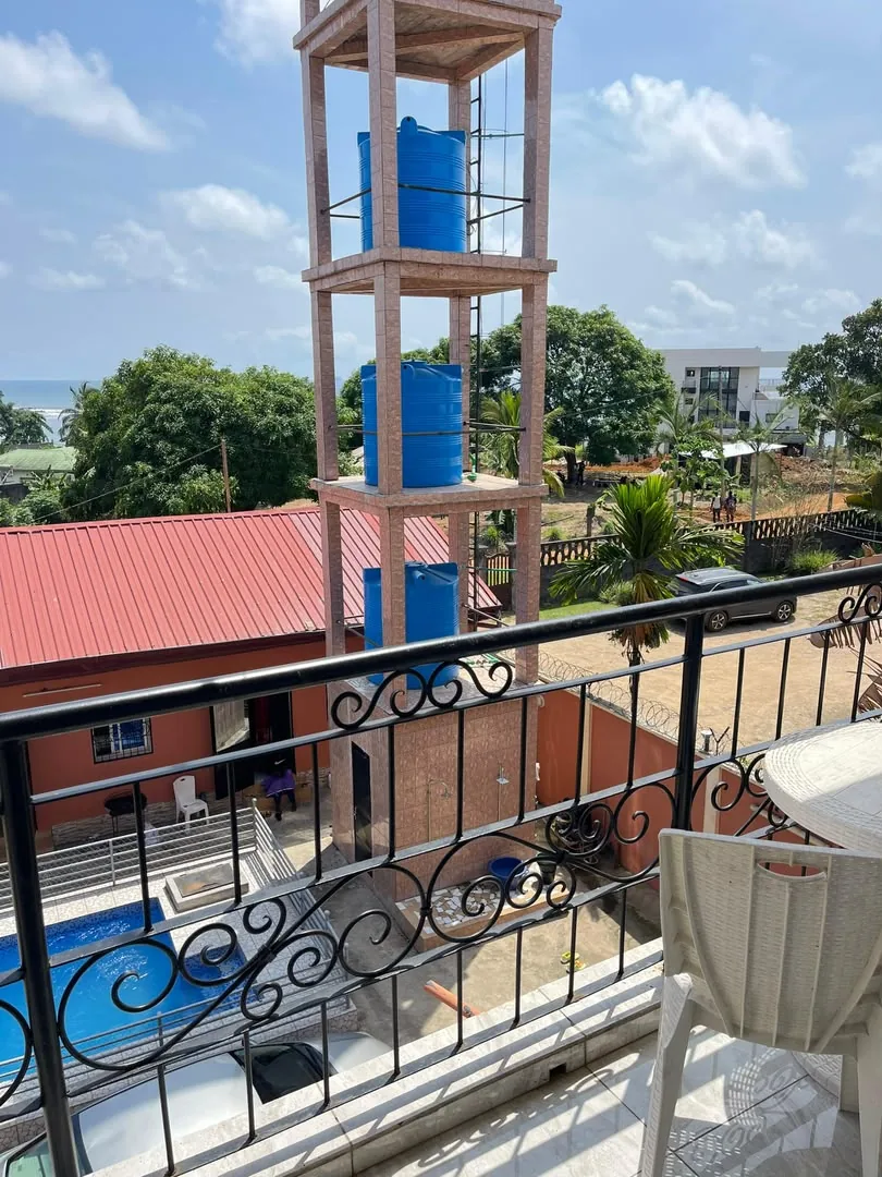 Balcon donnant sur la piscine et le château d'eau
