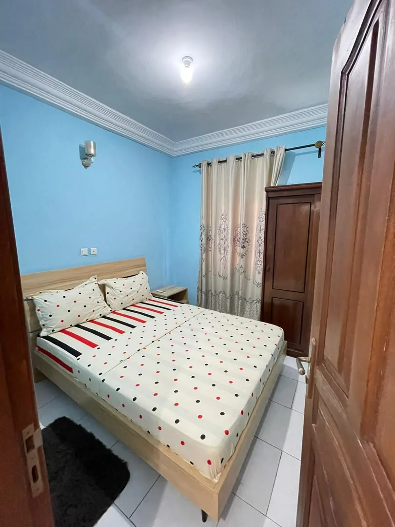 Chambre aux murs bleus avec lit à pois