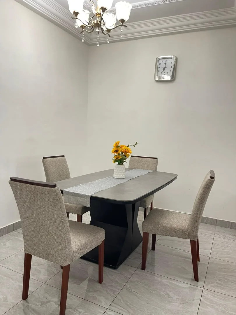 Table à manger pour quatre avec un bouquet de fleurs