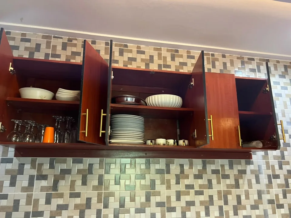 Placards de cuisine ouverts avec la vaisselle