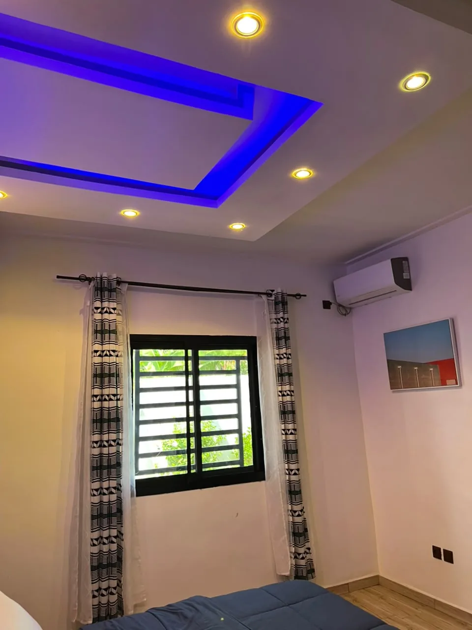 Chambre avec plafond lumineux et climatiseur