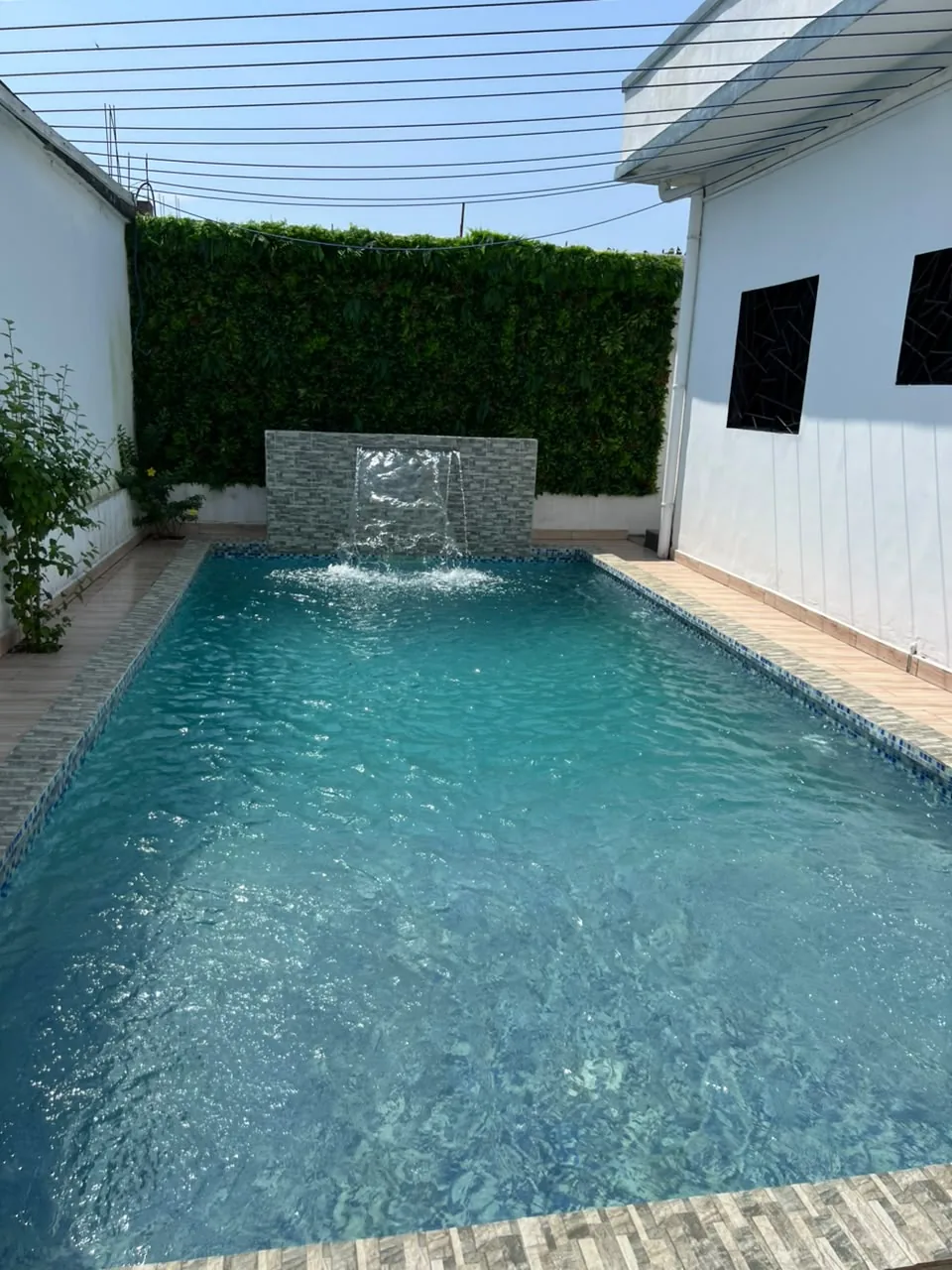 Piscine privée de la villa à Ngoye, Kribi, avec cascade et mur végétal
