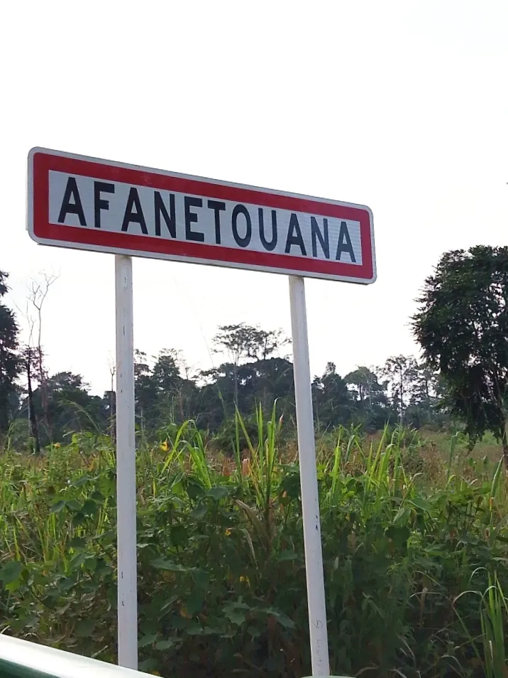 Panneau d'entrée du village d'Afanétouana