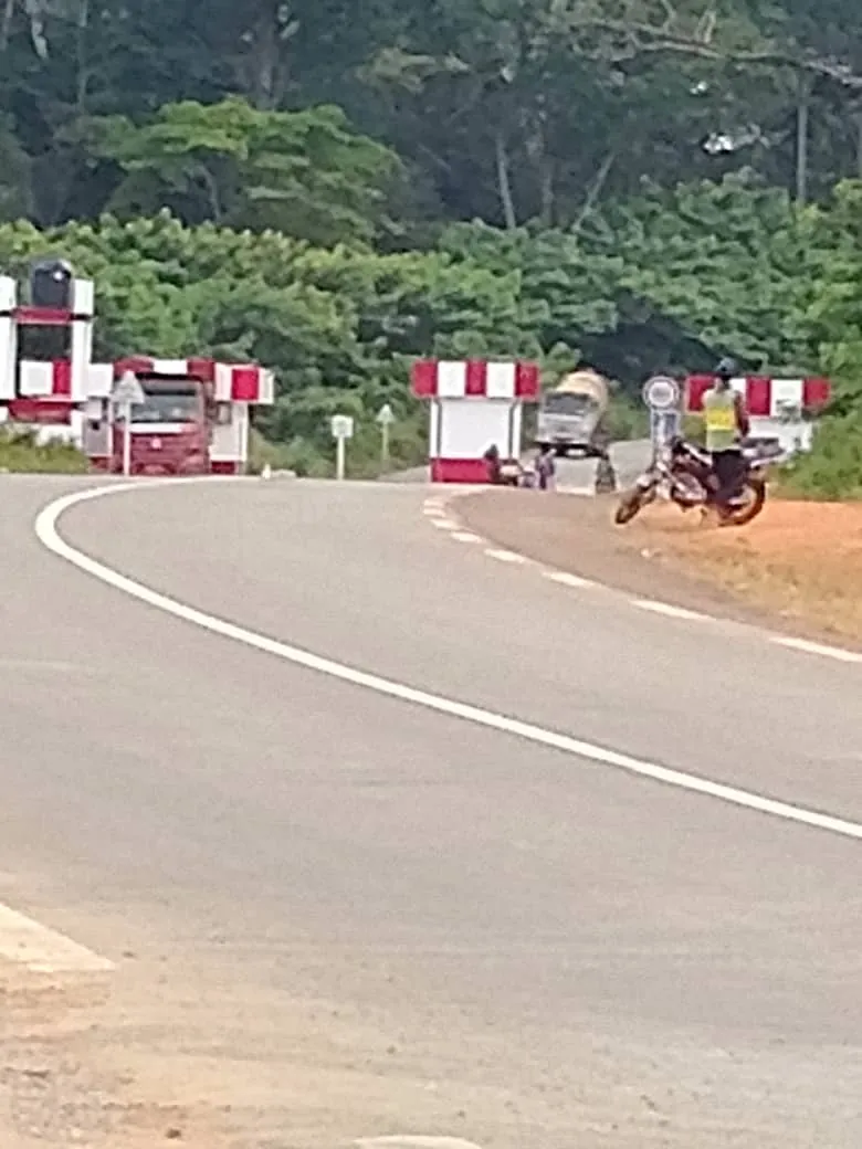 Poste de péage sur la route bitumée Soa–Esse