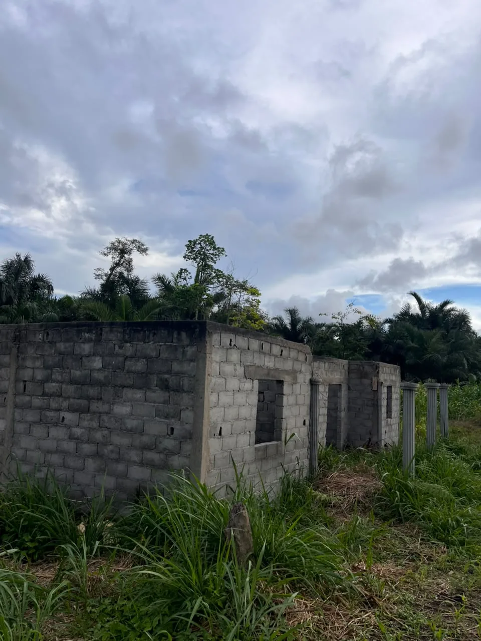 Murs en parpaings sans toiture, chantier de la maison à Otoakam, Sangmélima