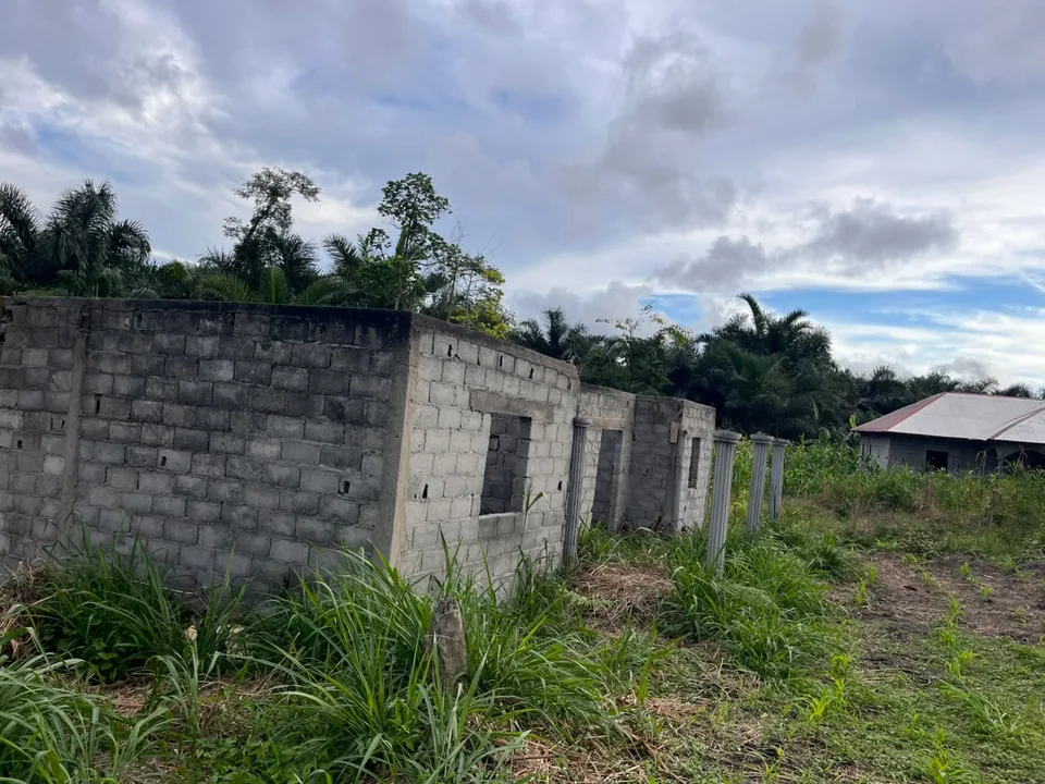 Vue d'ensemble du gros œuvre, chantier de la maison à Otoakam, Sangmélima