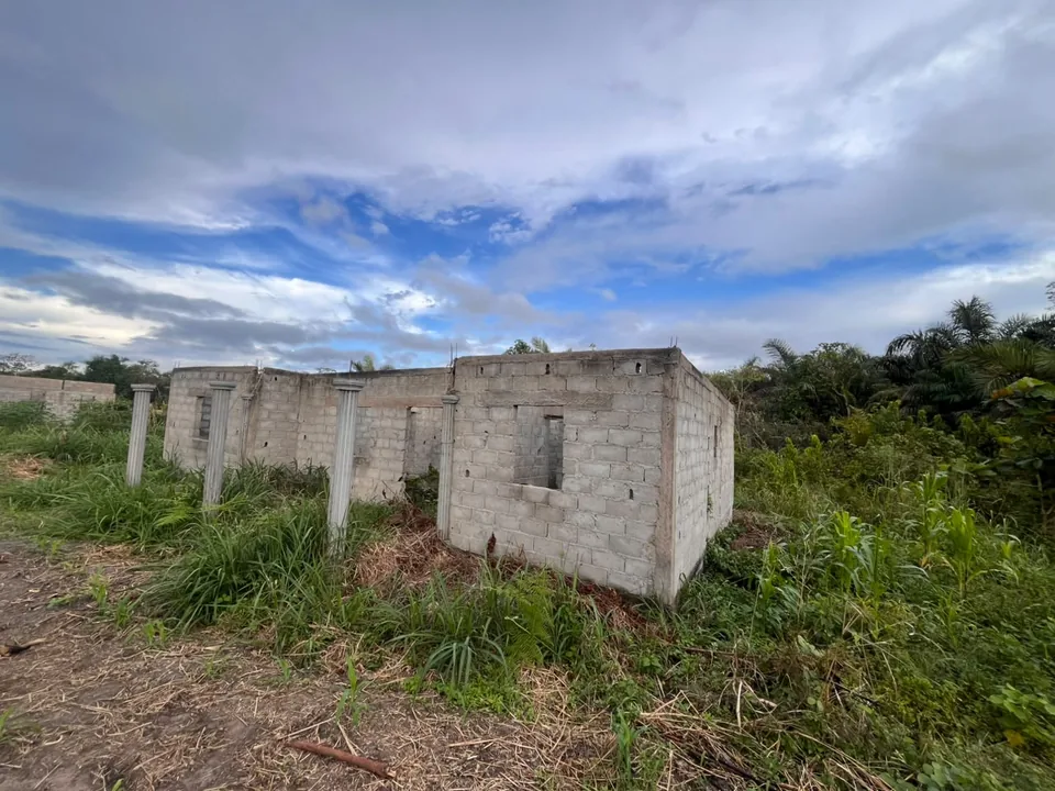 Murs en parpaings sans toiture de la maison en construction à Otoakam, Sangmélima