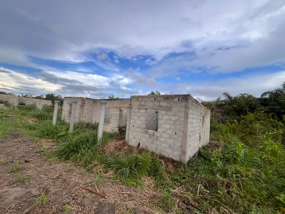 Ouvertures de fenêtres et piliers, chantier de la maison à Otoakam, Sangmélima