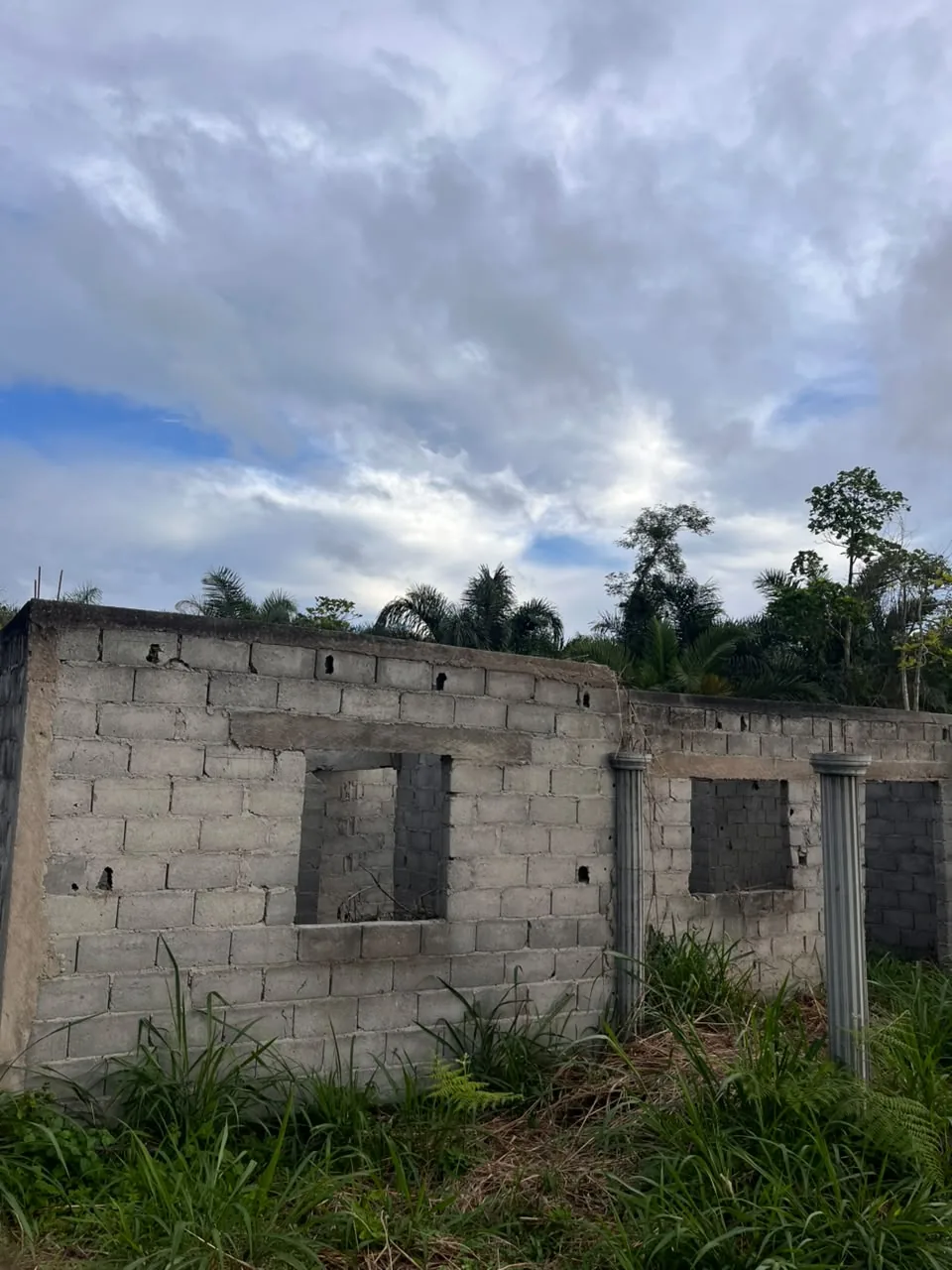 Murs et ouvertures du gros œuvre, chantier de la maison à Otoakam, Sangmélima