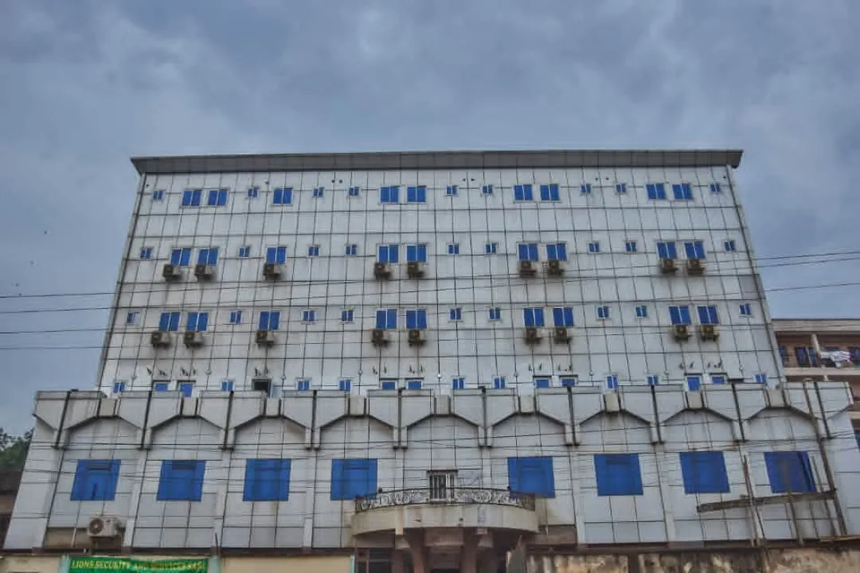 Façade de l'immeuble de l'hôtel à Oyomabang, Yaoundé